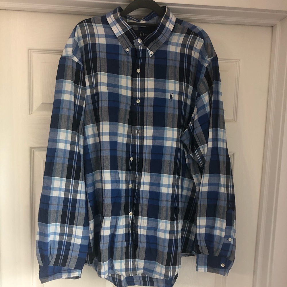 Collared long sleeve dress shirt